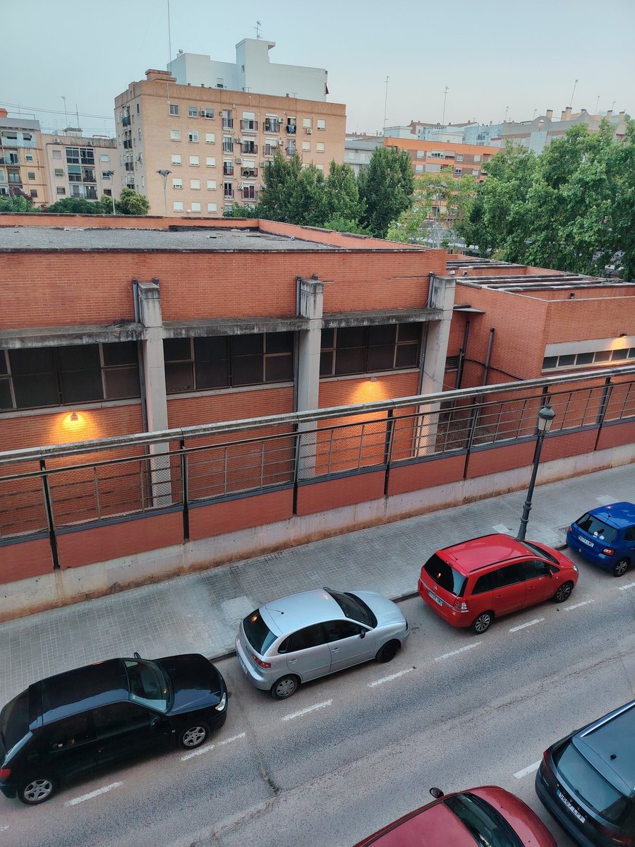 bleras_8's tweet photo. Señora Catala @mjosecatala ayer envié un mensaje a @AjuntamentVLC para avisar de que en el instituto Ballester Gozalvo, en Valencia, están encendidas estás luces, día y noche. Creo que es un gasto innecesario. Podría avisar para alguien venga a apagarlas??? Gracias!!! https://t.co/IIj3CpCgue