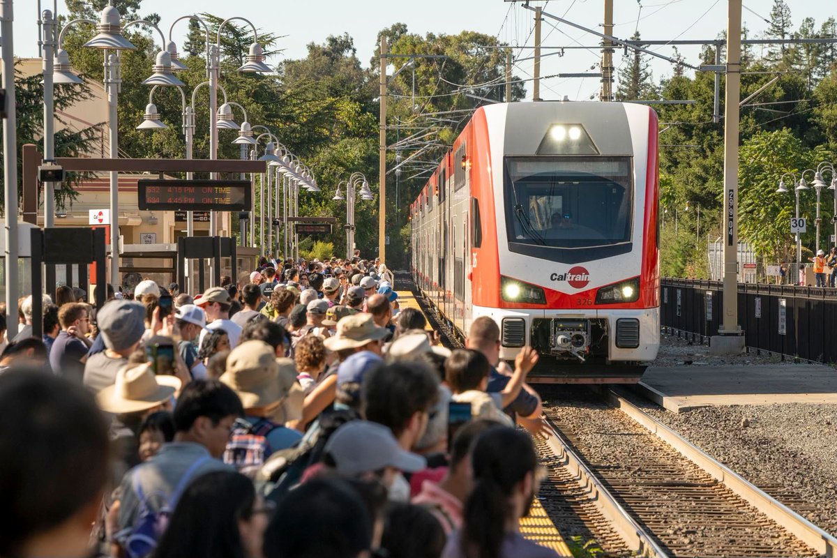 SFTRU's tweet image. Who's excited for Transit Month? 🙋 We're looking for volunteers to help support and run this HUGE event! Sign up using the link below, or contact @SFTRU and @SeamlessBayArea directly.
Sign up to volunteer here: buff.ly/HkfKVJB
