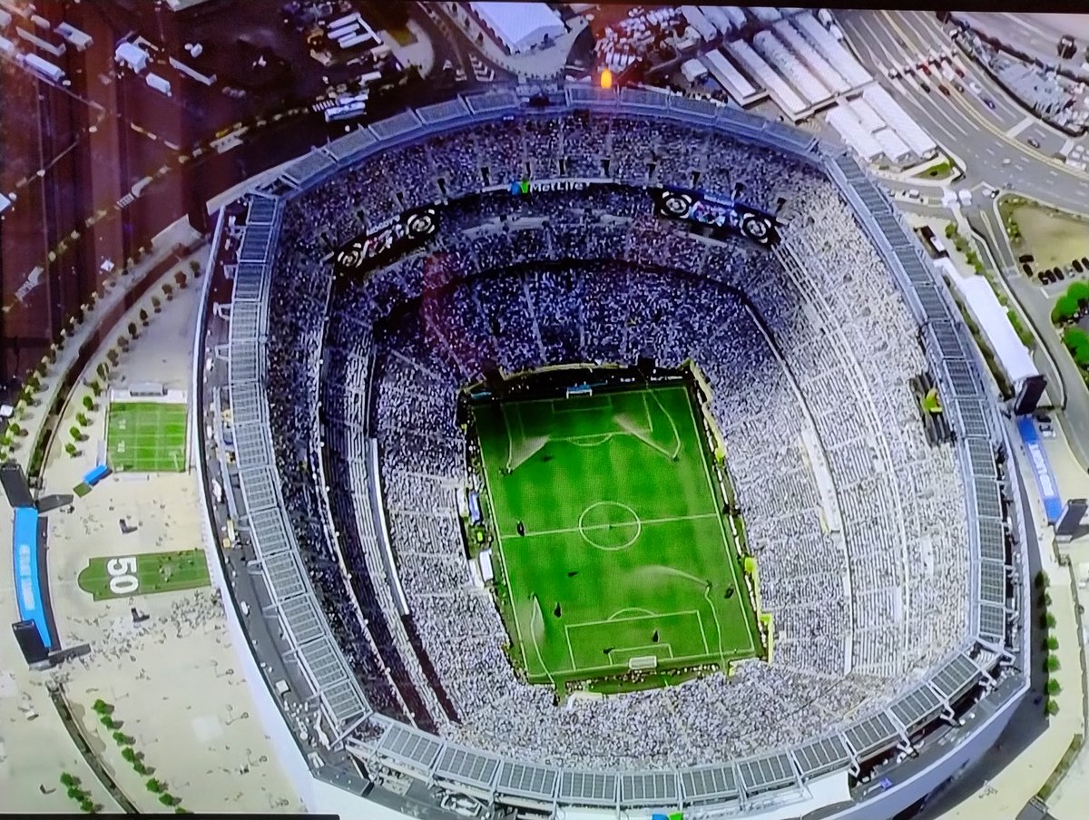 Doub1eHelix's tweet image. Good to see Gary Barlow's son arriving at the stadium in time for kick-off...
#PSGRMA