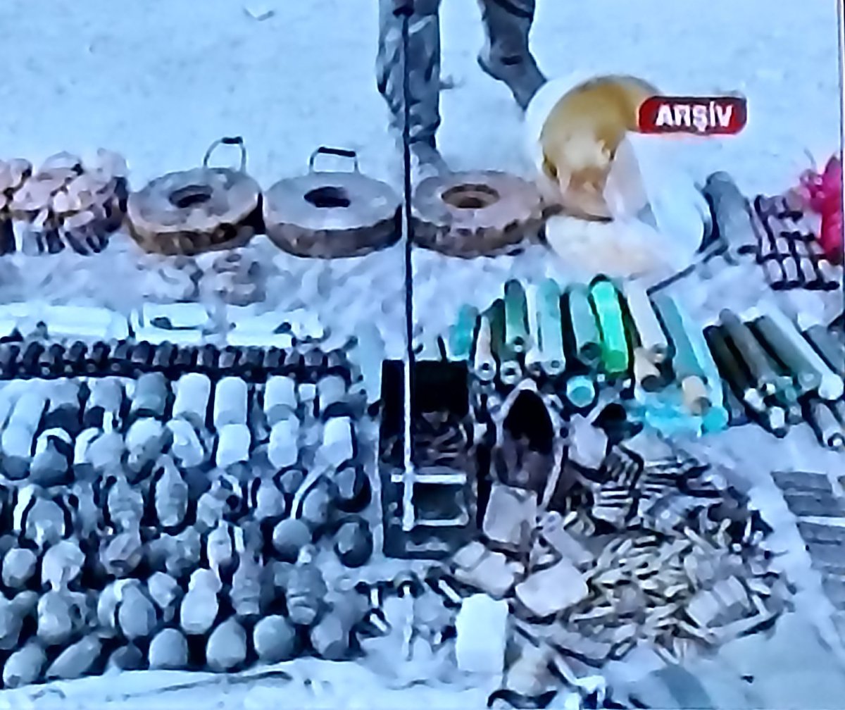 Silahları bırakıyor.
Sözü ile,
Bıraktığı silahların özü.
Bi mızrak ok eksik.😀