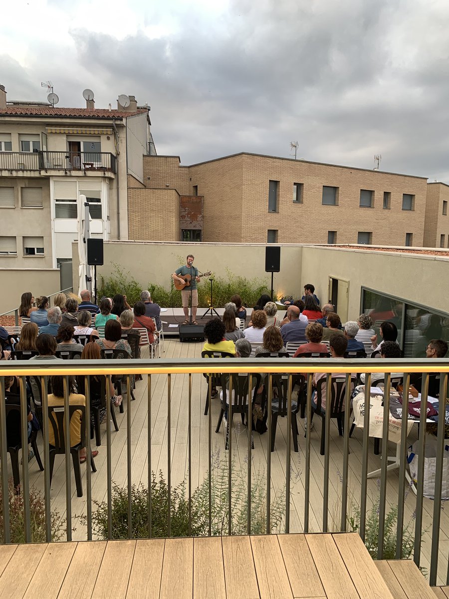BibliotecaVicPB's tweet photo. Recta final del 3r #capaltard a la terrassa de la biblio, avui amb les cançons i els poemes del polifacètic cantautor osonenc @GuillemRamisa 🎵
@vic_cultura @aj_vic @bibliotequesXBM #quèfemalesbiblios https://t.co/tep8P62iE6