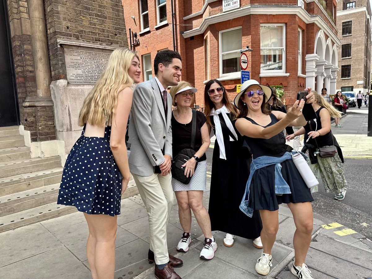 kitbradshaw's tweet image. Note to self:
If you tell American tourists you’ve met the Princess of Wales, they will ask for a selfie!