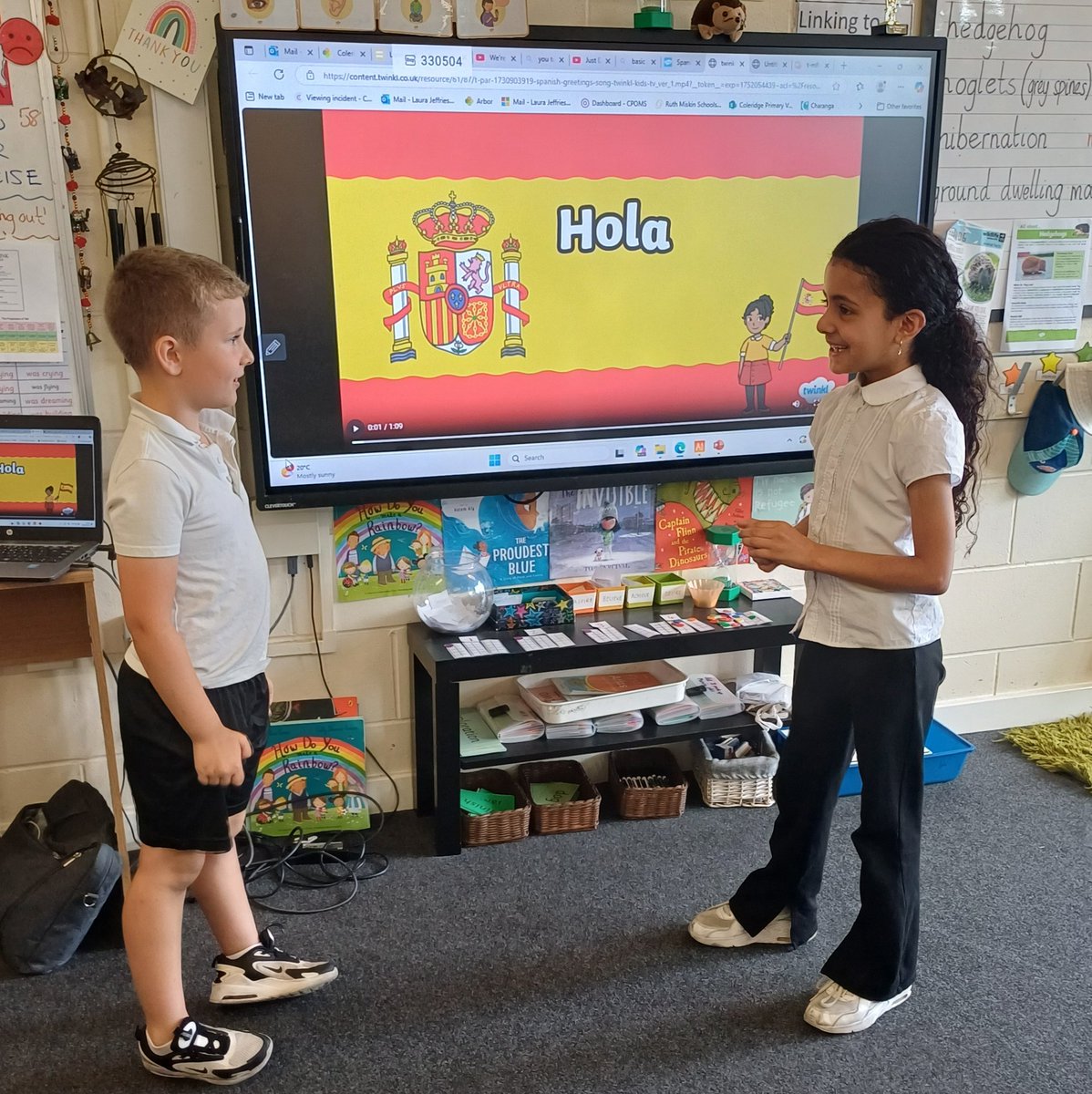 Year 2, enjoying their taster lesson in Spanish today, celebrating  Espanol @Coleridge 🇪🇦 
We learnt how to say hello, what your name is, and a reply to simple questions. 
A very good start, I'm sure they will smash Spanish lesson in year 3