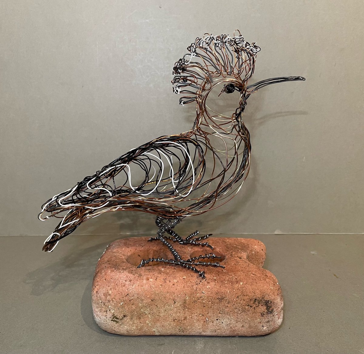 PaulGreenWire's tweet image. As a Child I was fascinated by the Exotic looking Hoopoe Birds.I still love watching them.I watched this singing Hoopoe earlier this year and have just got round to finishing it.Freehand Sculpture using various Iron,Copper and Electrical Wire. #hoopoe #wiresculpture