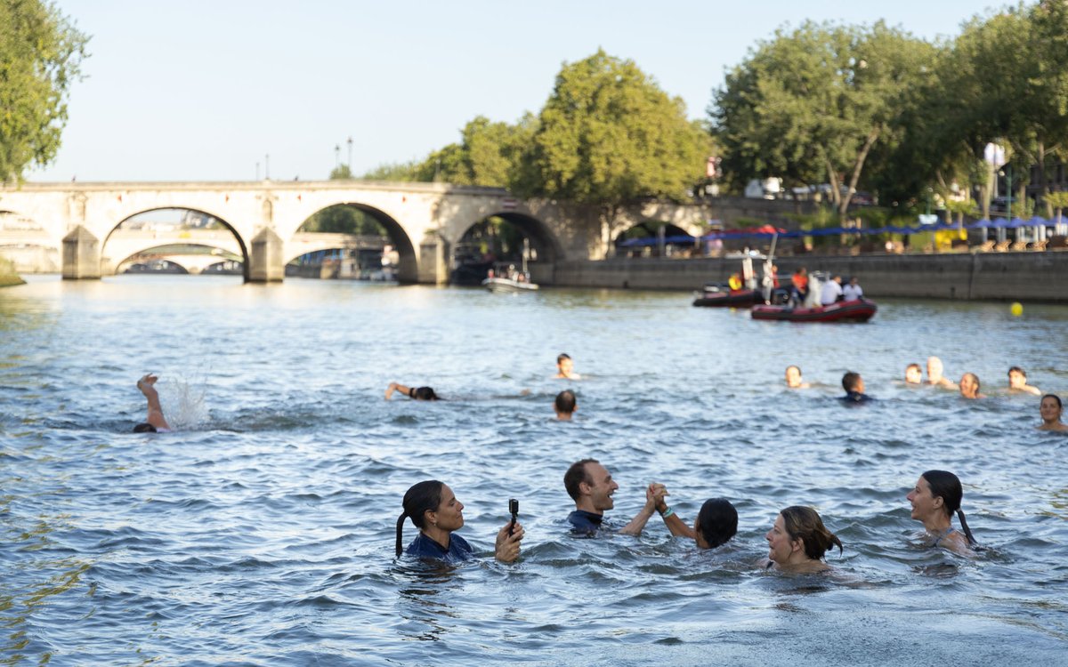 AdresanSoso's tweet image. Un canadair coute environ 50 millions d&apos;euros.
On a dépensé 1,4 milliards d&apos;euros pour qu&apos;une poignée de bobos parisiens fassent trempette dans la seine.
1 400 000 000€ / 50 000 000€ = 28
On aurait pu acheter 28 canadairs.