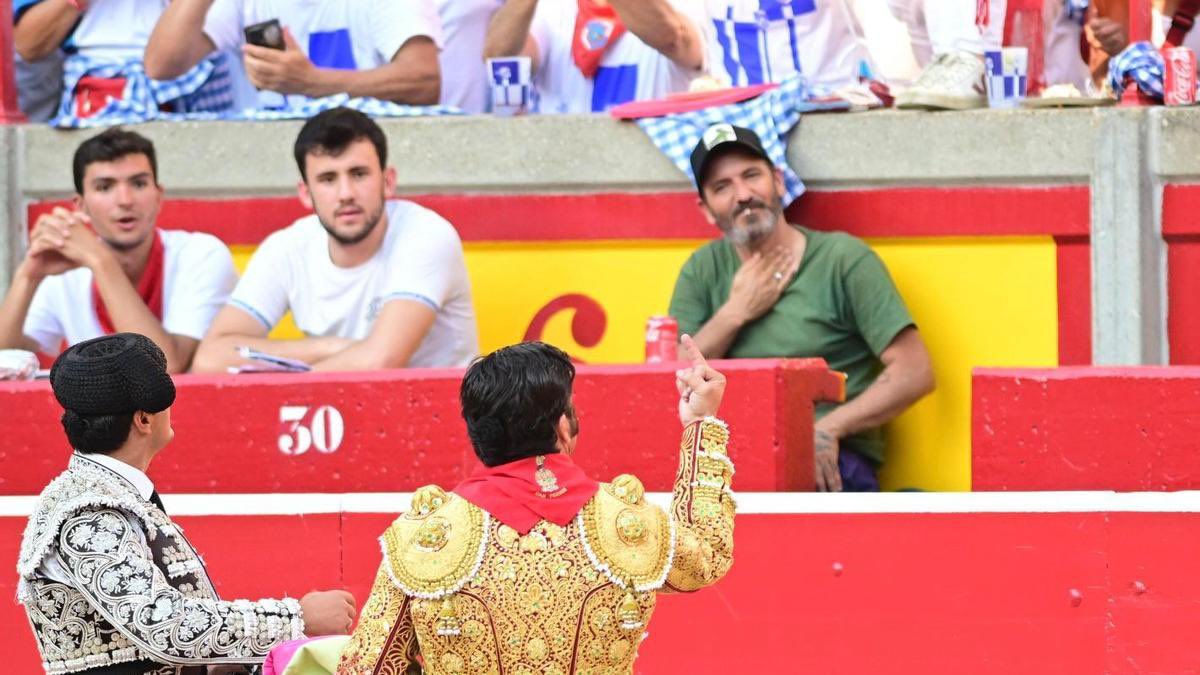 Dedicado a todos los proetarras que se dedican a ensuciar la fiesta nacional.

Honor eterno a Morante de la Puebla.