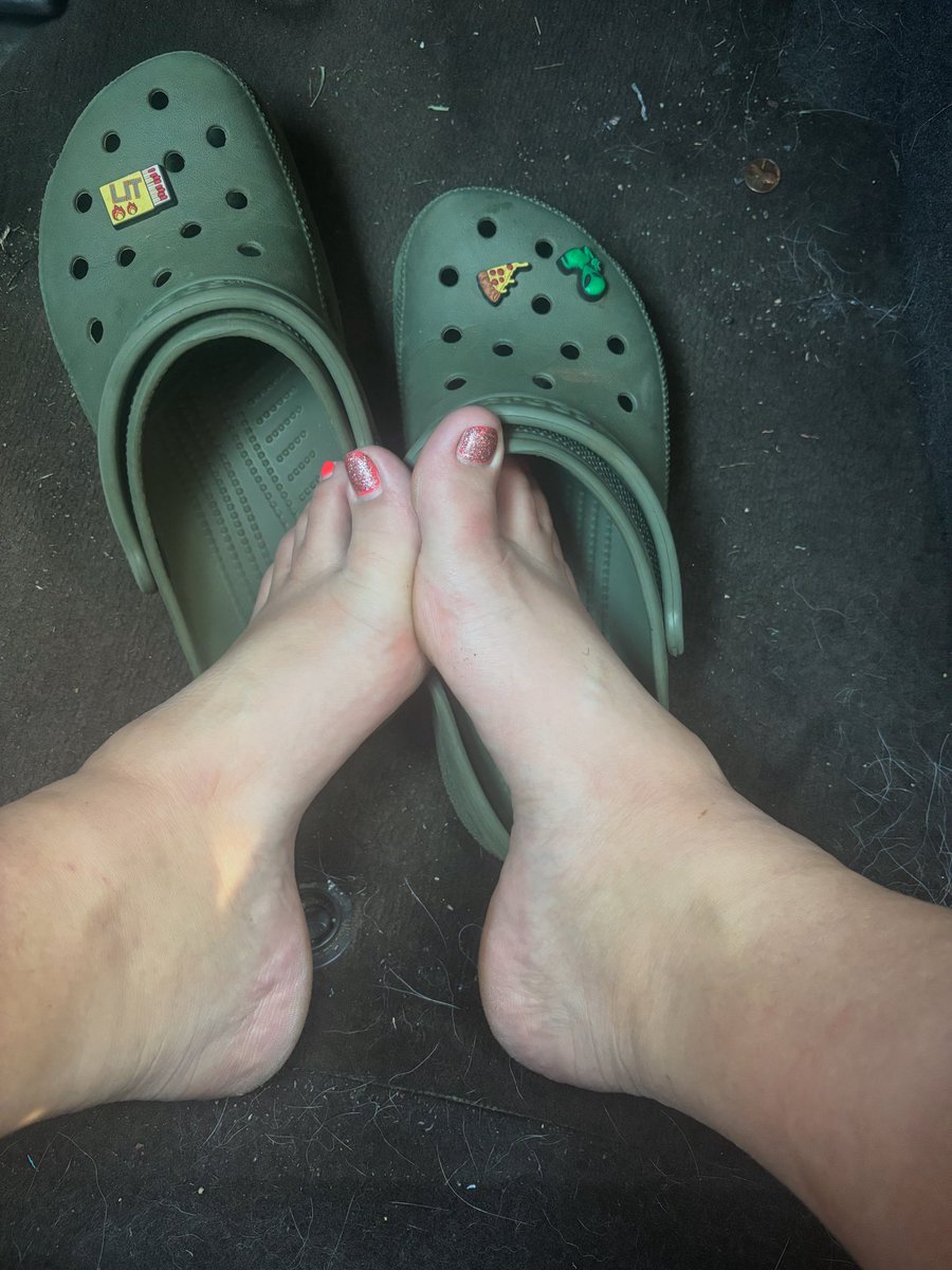 tammmmm24's tweet photo. Kicked off my Crocs… toes out to play ✨
#FeetUp #ToesOut #FootModel #CrocsStyle #PediPerfection #CuteToes #FootLovers #FeetOfTheDay #InMyCrocs #PrettyFeet #BarefootBeauty #SoleSociety #FootFetishNation https://t.co/UBS7cwrO4g