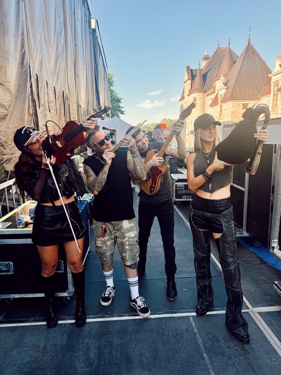 alliwalker's tweet image. Oh mon dieu je t’aime tellement Québec!!! Thank you for the absolute perfect day! Y’all showed UP!!! 🤯 Amazing crowd, perfect weather, killer band, what a day! 🔥🥰