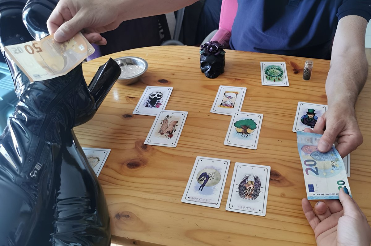 DeesseRose_351's tweet photo. Il a léché chaque centimètre de mes talons en latex, à genoux, enchaîné à son désir de m’appartenir.
Je l’ai vidé, humilié, dressé.. puis les cartes de mon oracle ont scellé son sort.
Elles ont parlé d’abandon, d’attachement… et de tributs à venir.

#Femdom #findom #LatexGoddess #OracleEtObéissance