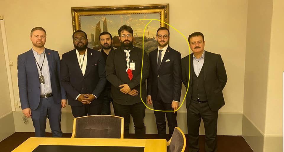 Socialförsäkringsutskottets ordförande Tony Hadou (V) kräver att migrationsminister Johan Forssell "kallas" till utskottet för en anhörigs påstådda kopplingar till extremism. Absurt är bara början.   

Samme Hadou har själv deltagit i evenemang med Grupp 194 i Malmö, sida vid