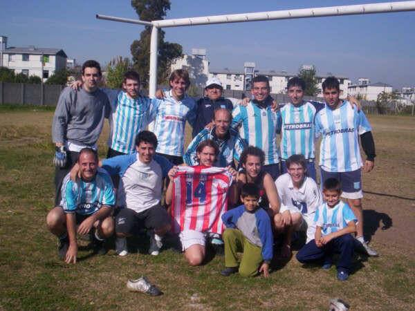 Fernandez_MM's tweet photo. Acá les dejo a @Fernandez_MM jugando en el Predio con @P_JuanGabriel. Ganamos por goleada. Los rivales estaban borrachos y fumados. Venían de jirafa. Tengo la 14 de @Simeone en la mano porque en ese entonces polemizaba defendiéndolo en la @Racing_Net. Qué locura hermosa el Tita. https://t.co/S2J52KIY63