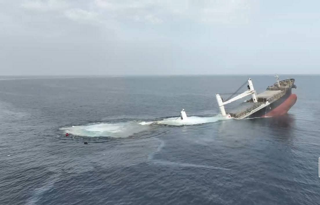 الحوثـ،ـيون يغرقون سفينة ثانية كانت تحمل مساويك ومسابح 📿 .