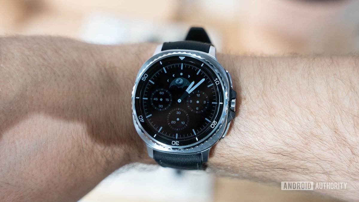 G7495x's tweet photo. Samsung Galaxy Gear Sport 2017
vs.
Samsung Galaxy Watch 8 Classic 2025

@Samsung why does it look like design has evolved backwards? Gear sport nailed the squircle... I wish you would go back to your roots... 

#GalaxyUnpacked #GalaxyWatch8  #GalaxyWatch8Classic https://t.co/j59QyEgT6d