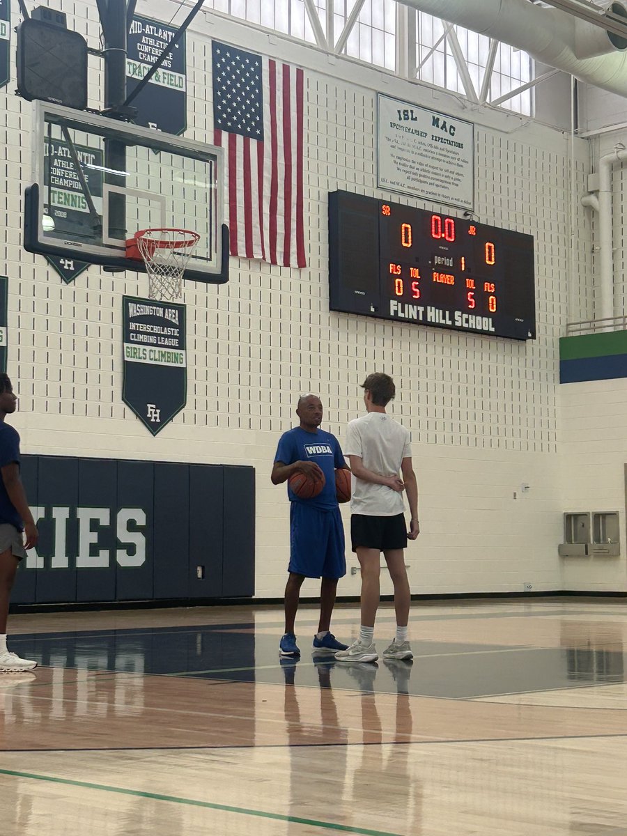 We had the pleasure of having Willie Diggs on campus today. He was engaging, entertaining and empowering as he instilled confidence in many of our campers. 

He has had an impact on so many players (male and female) at every level. 
<a href="/FlintHillHoops/">Huskies</a> #shooter