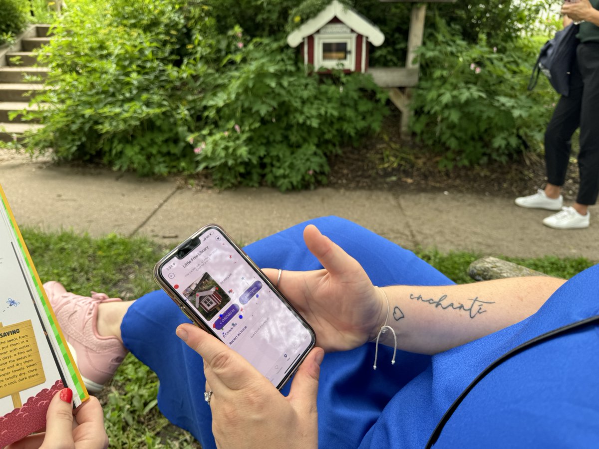 LtlFreeLibrary's tweet image. So far this year 13,700+ Little Free Library mobile app users have checked in at Little Free Library book-sharing boxes! When you check in at a library using our mobile app, you can earn the Library Finder badge🎖️
Get to Little Free Library hunting today! lflib.org/app