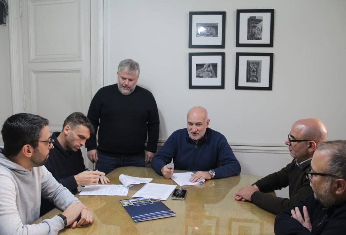 El viernes pasado firmamos el contrato con <a href="/UNICEN_Oficial/">UNICEN</a> que nos oficializa como spin-off de la universidad! Un enorme paso que reconoce el valor de la ciencia, la tecnología y la educación superior y su aporte a la construcción de empresas de base tecnológica. Estamos felices!