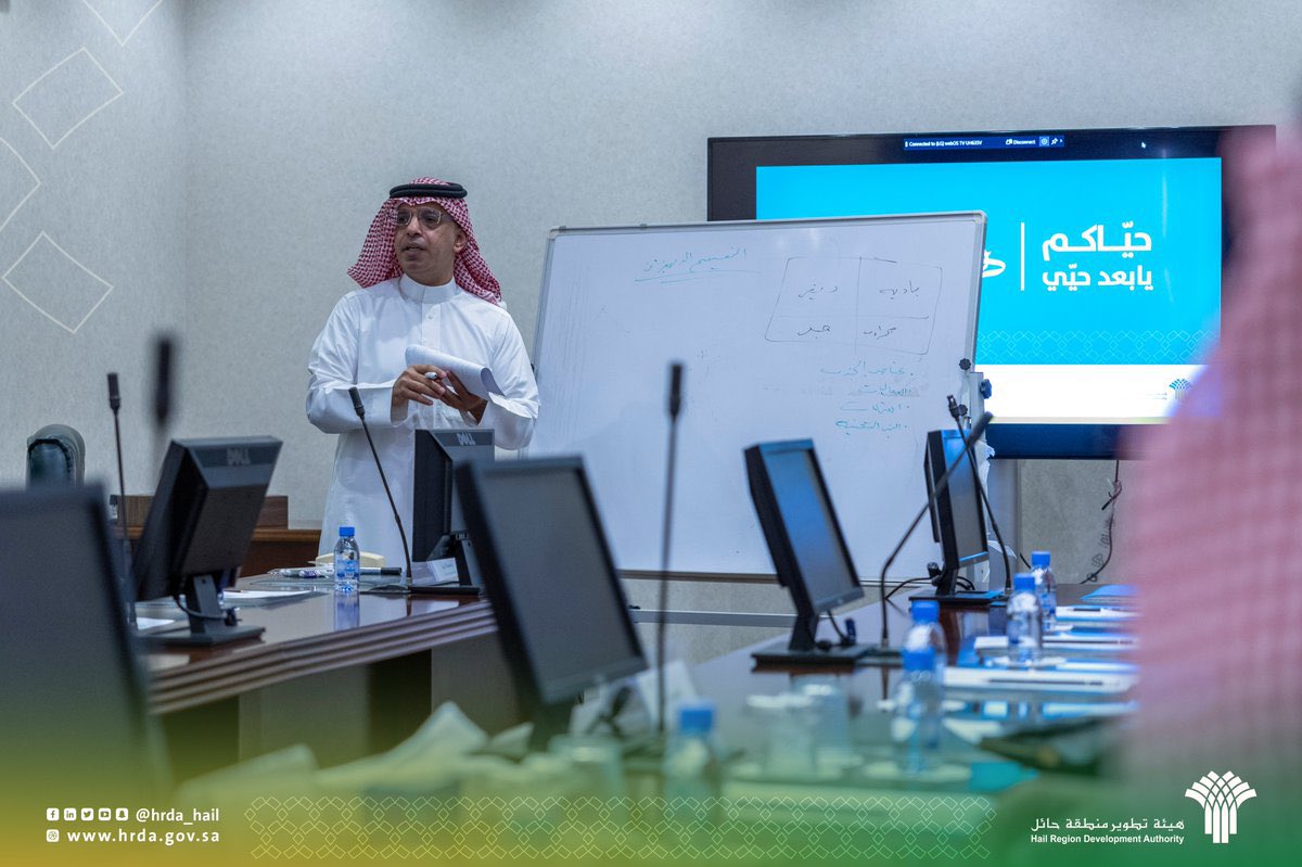 #الدنيا_علمتني 
 في بداية حياتي العملية رحت لمديري اطلبه دورة تدريبية في الحاسب الآلي، رد علي بكلمة والله ما أنساها، قال: "اللي يبغى ياكل ياكل بيده". وصلتني الرسالة منه واضحة الله يجزاه خير، وبعدها قررت أن اكل بمنقاري 🦅. دربت نفسي بنفسي حتى اصبحت محترف في الكمبيوتر
#مدرسة_الحياة