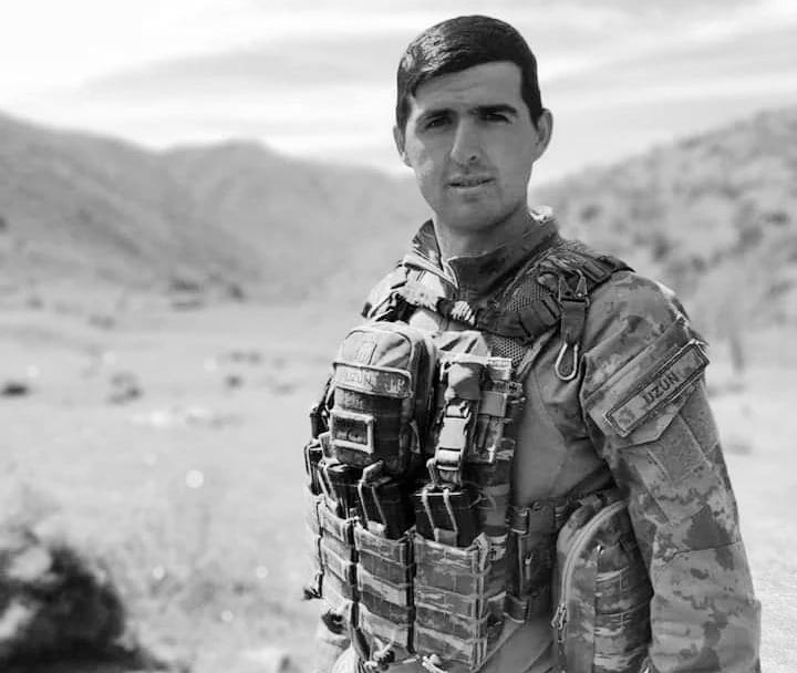 Şehit  Nurettin Uzun.

Vatanın sessiz Kahramanlarından.

#Şehitemanetlerimüzesi

İçin ailesi  eşyalarını yollamıştır.

Onurdur.

Aziz ruhu şad olsun.

#EvvelceGidenlereSelamOlsun