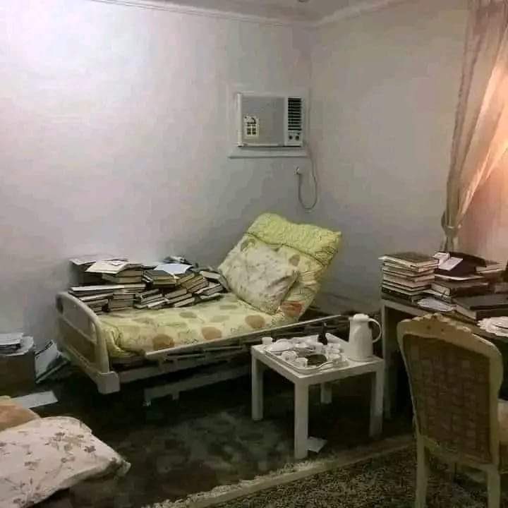 El_Hunto's tweet image. رَاجِعونَ
Sh Rabee has passed away. May Allah ﷻ forgive his shortcomings and grant him al firdaus and widen his grave. He spent all his life serving the religion of Allah and lived humbly. A dedicated scholar. Truly the grave is guaranteed for every single one of us.