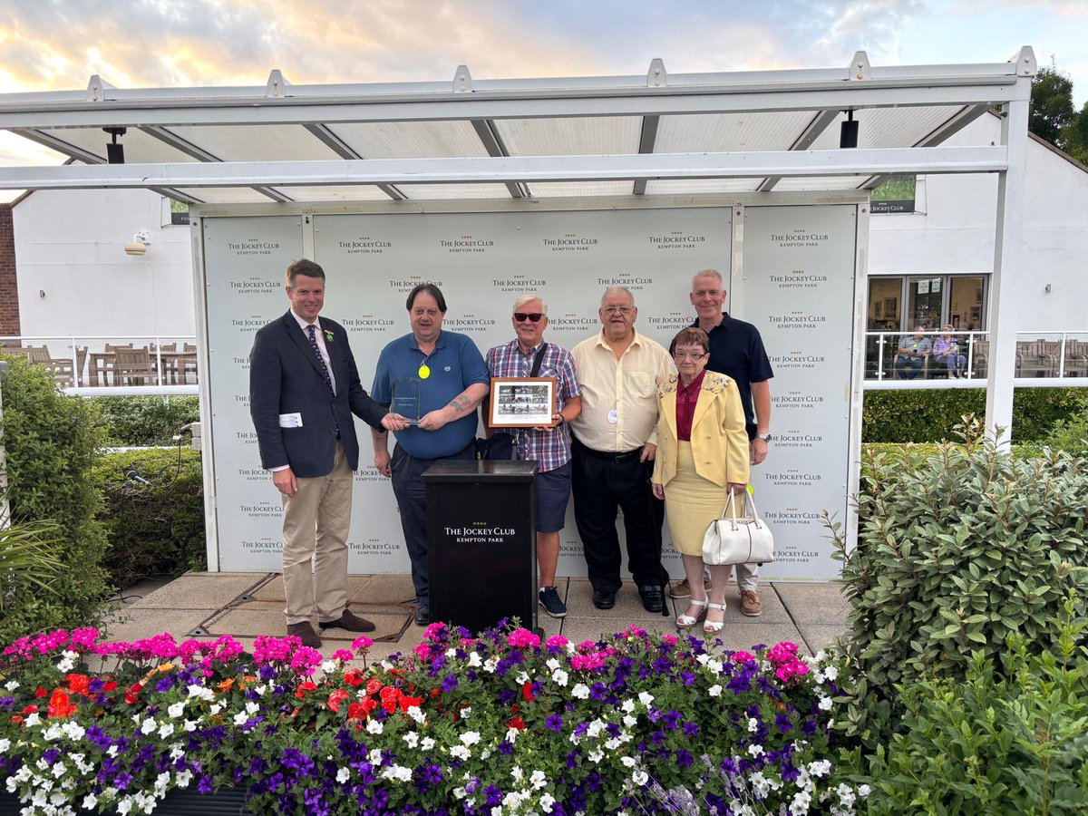 Boom first runner for <a href="/KremlinCottage/">Kremlin Cottage Racing Club</a> this evening <a href="/kemptonparkrace/">Kempton Park Racecourse</a> and it’s a winner for ‘Capuchinero’ <a href="/ahaynesracing/">Alice Haynes Racing</a> under a great ride by Christian Howarth.
What a great start for our Racing Club of 3 horses.
Why not come and join the fun !
👏🏇🍾🥂