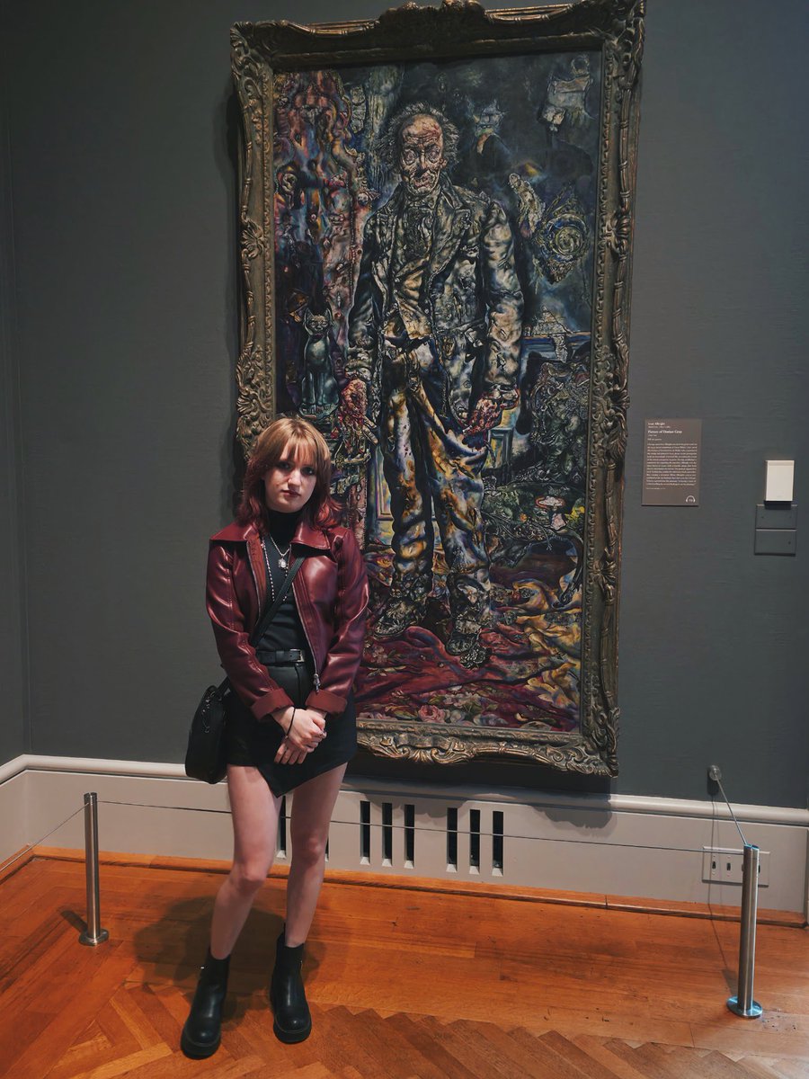 archamation's tweet image. thank u chicago for allowing me to finally recreate this scene from ferris bueller and see the actual picture of dorian gray ❤️