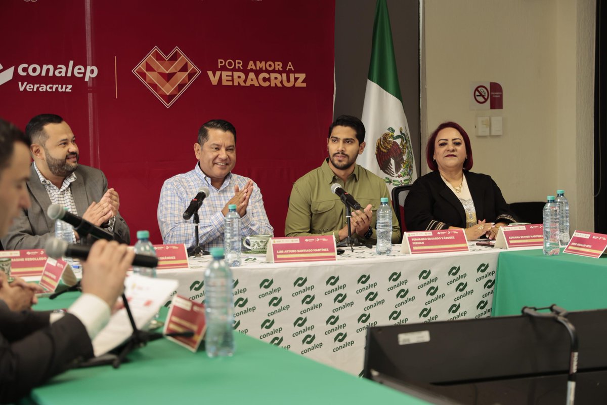 STPSPveracruz1's tweet photo. Firmamos un convenio de colaboración ✍️ con el @ConalepVeracruz, con el propósito de fortalecer los vínculos educativo 📚 y laboral 💼.

Este acuerdo establece mecanismos e impulsa acciones para fortalecer el talento veracruzano desde la formación técnica. https://t.co/6JBGJIqDrp