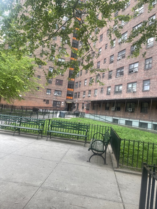 Residents of Elliott-Chelsea Houses talk about NYCHA scenarios (privatization, renovation, demolition):
chelseacommunitynews.com/2025/07/08/com…
<a href="/NYCHA/">NYCHA</a> <a href="/ebottcher/">Erik Bottcher</a> <a href="/bradhoylman/">Brad Hoylman-Sigal 🌈🥯</a> <a href="/tonysimone/">Tony Simone</a> <a href="/ManhattanCB4/">ManCommunity Board4</a>