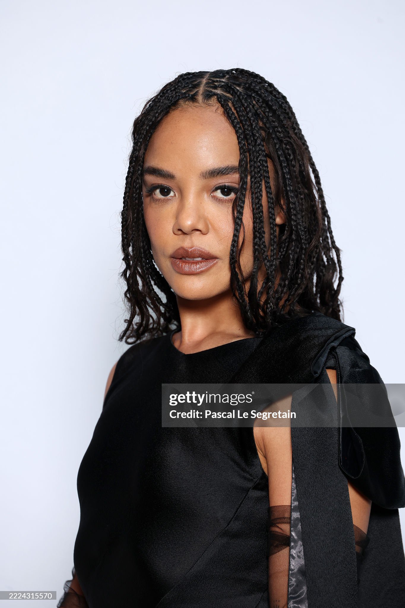 セール中…テッサトンプソン直筆サイン入り超大型写真…Tessa Thompson Tessa Thompson Signed Valkyrie Image #1 (11x14) w/ Beckett