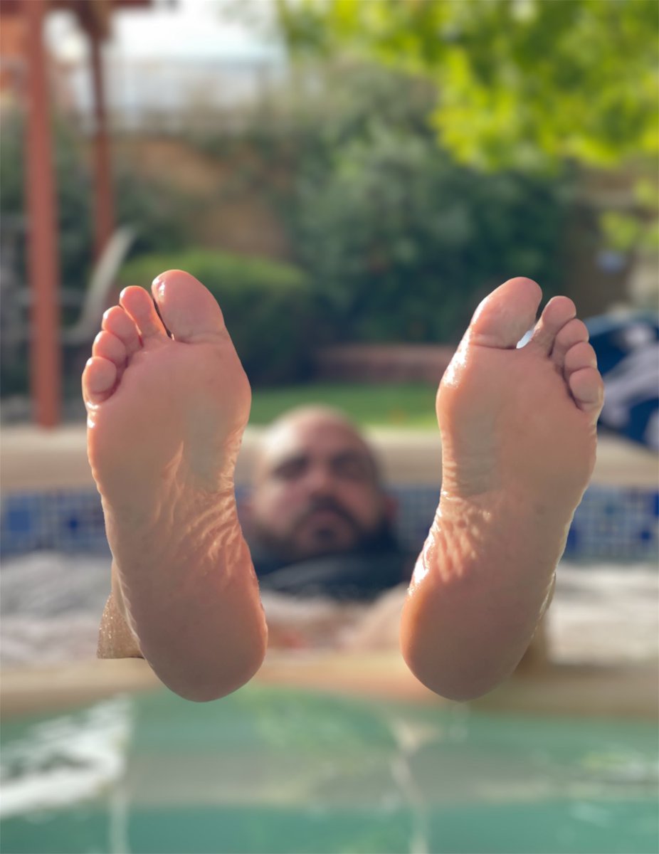 Don't worry if you can't swim, Dad comes with two floatation devices you can hold onto.
#DomDadEEE #Size16Feet