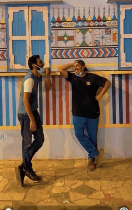 %100 
مبابي وحكيمي بممر اللاعبين بعد المباراة