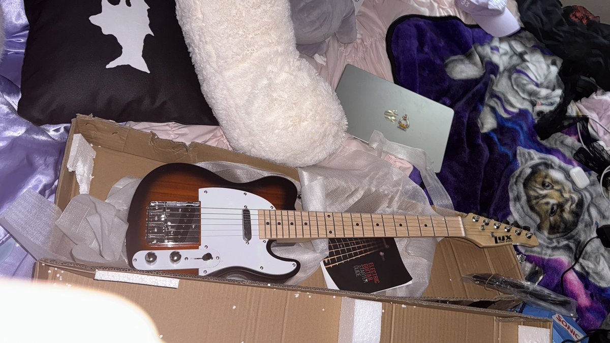 Purplemoths143's tweet image. Thank you to everyone that continues to take care of me and makes sure I have everything I’ve ever wanted. I love you guys to the moon and back. Electric guitar!! Holy shit!! #fishtanklive #thankyou #loveyatothemoonandback 👾💟🌙🎸