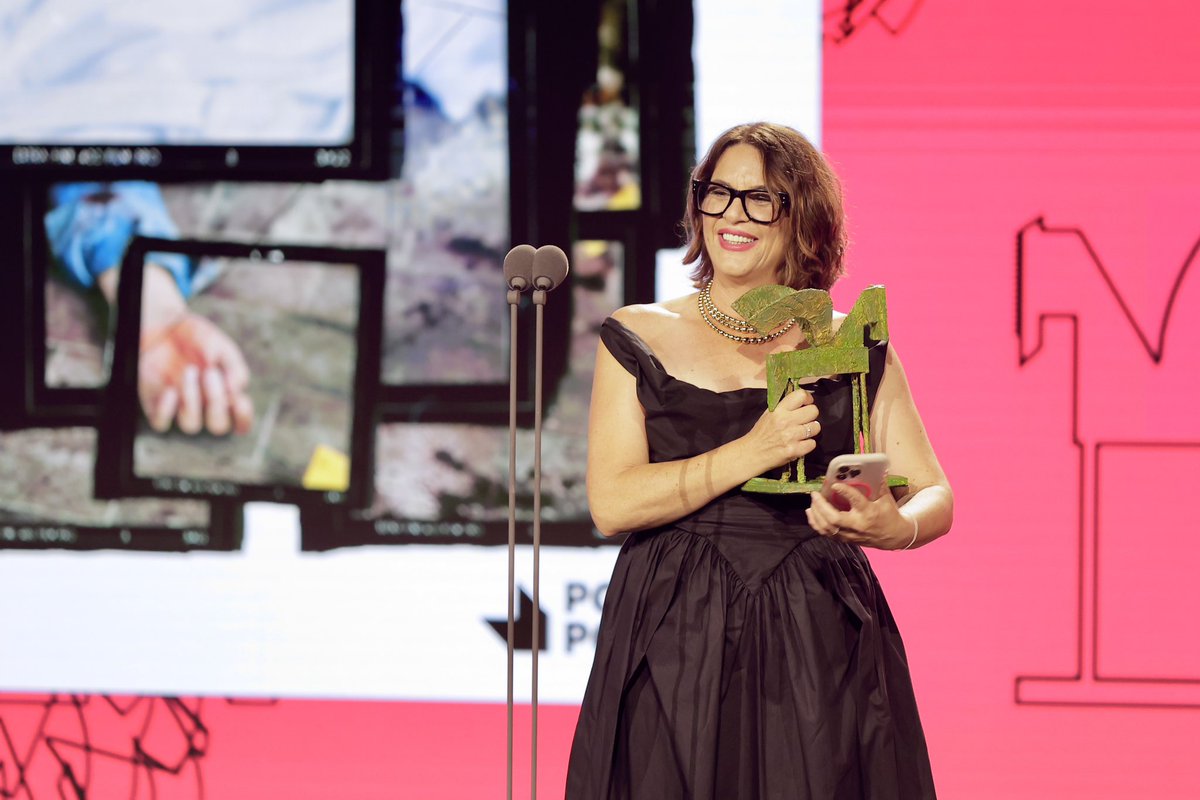 Premios Ondas (@premios_ondas) on Twitter photo <a href="/amazonmusic/">Amazon Music</a> <a href="/o2es/">O2 España</a> <a href="/renault_esp/">Renault España</a> <a href="/PackOneBag/">PackOneBag</a> <a href="/LemonadaMedia/">Lemonada Media</a> <a href="/apuntpodcast/">À Punt Pòdcast</a> <a href="/marepodkasta/">Mare</a> <a href="/podhechosreales/">Podcast Hechos Reales</a> <a href="/SKYAirline_CL/">SKY</a> <a href="/Extraordinario/">El Extraordinario</a> <a href="/TurismCanarias/">Turismo de Islas Canarias</a> <a href="/ceromiligramos/">Cero Miligramos</a> <a href="/PodimoSpain/">Podimo Spain</a> <a href="/LauraEscanes/">Laura Escanes</a> <a href="/PodiumPodcast/">Podium Podcast</a> <a href="/WePodProject/">WePod Project</a> <a href="/Chora_Media/">Chora Media</a> <a href="/elOrdenMundial/">El Orden Mundial</a> <a href="/lasraraspodcast/">Las Raras Podcast</a> <a href="/anavaleria_bs/">Ana Valeria Becerril</a> <a href="/EstelaFilms/">Estela Films</a> <a href="/rne/">Radio Nacional</a> <a href="/lacasagrandepod/">La Casa Grande Podcast</a> <a href="/La_SER/">Cadena SER</a> <a href="/sastremaldonado/">Sastre y Maldonado</a> <a href="/laruinashow/">La Ruina</a> <a href="/cap0/">Tomàs Fuentes</a> <a href="/ignasitf/">Ignasi Taltavull</a> <a href="/RevistaFactum/">Factum</a> <a href="/SonoroPodcast/">Sonoro</a> <a href="/JordiWild/">Jordi Wild</a> 🏆Premio Ondas a Mejor Anfitriona: <a href="/claratiscar/">Clara Tiscar</a> por <a href="/criminopatia/">Criminopatía</a> (@podiumpodcast)
Una fórmula infalible de #TrueCrime que ha conquistado a cientos de miles con su voz y sus guiones #OndasdelPodcast <a href="/amazonmusic/">Amazon Music</a> <a href="/o2es/">O2 España</a> <a href="/renault_esp/">Renault España</a> <a href="/PackOneBag/">PackOneBag</a> <a href="/LemonadaMedia/">Lemonada Media</a> <a href="/apuntpodcast/">À Punt Pòdcast</a> <a href="/marepodkasta/">Mare</a> <a href="/podhechosreales/">Podcast Hechos Reales</a> <a href="/SKYAirline_CL/">SKY</a> <a href="/Extraordinario/">El Extraordinario</a> <a href="/TurismCanarias/">Turismo de Islas Canarias</a> <a href="/ceromiligramos/">Cero Miligramos</a> <a href="/PodimoSpain/">Podimo Spain</a> <a href="/LauraEscanes/">Laura Escanes</a> <a href="/PodiumPodcast/">Podium Podcast</a> <a href="/WePodProject/">WePod Project</a> <a href="/Chora_Media/">Chora Media</a> <a href="/elOrdenMundial/">El Orden Mundial</a> <a href="/lasraraspodcast/">Las Raras Podcast</a> <a href="/anavaleria_bs/">Ana Valeria Becerril</a> <a href="/EstelaFilms/">Estela Films</a> <a href="/rne/">Radio Nacional</a> <a href="/lacasagrandepod/">La Casa Grande Podcast</a> <a href="/La_SER/">Cadena SER</a> <a href="/sastremaldonado/">Sastre y Maldonado</a> <a href="/laruinashow/">La Ruina</a> <a href="/cap0/">Tomàs Fuentes</a> <a href="/ignasitf/">Ignasi Taltavull</a> <a href="/RevistaFactum/">Factum</a> <a href="/SonoroPodcast/">Sonoro</a> <a href="/JordiWild/">Jordi Wild</a> 🏆Premio Ondas a Mejor Anfitriona: <a href="/claratiscar/">Clara Tiscar</a> por <a href="/criminopatia/">Criminopatía</a> (@podiumpodcast)
Una fórmula infalible de #TrueCrime que ha conquistado a cientos de miles con su voz y sus guiones #OndasdelPodcast
