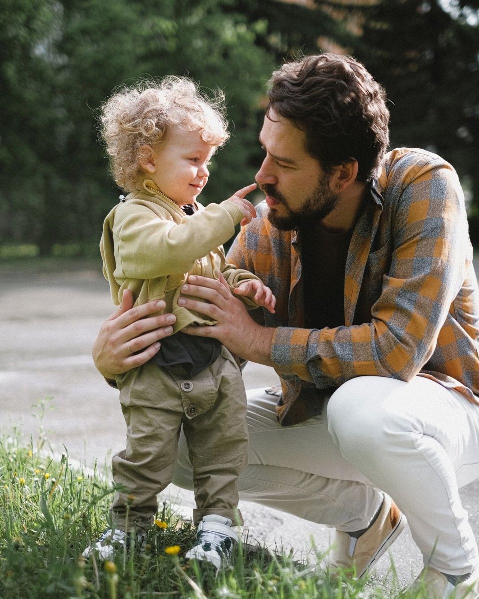 Summer walks = brain-building moments!
Try this Vroom tip on your next stroll: “Look at that tall tree!” “Can you find something green?”
Talking about what you both see builds vocabulary and connection.
#VroomTips #BrainBuildingMoments #SummerWithKids