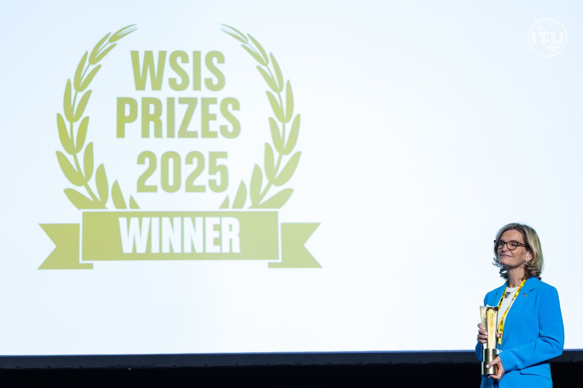 IGIHE's tweet photo. Gahunda y’Intore mu Ikoranabuhanga (Digital Ambassador Program), iyobowe na @RISARwanda 
binyuze mu mushinga “Rwanda Digital Acceleration”, yahawe igihembo cya WSIS+20 Champion Project mu nama ya WSIS yabereye i Geneva muri 2025. Kuva iyi gahunda yatangizwa, Intore mu Ikoranabuhanga zirenga 2,000 zimaze guhugura Abanyarwanda 3,262,869 mu bumenyi bw’ibanze mu ikoranabuhanga, hirya no hino mu gihugu mu tugari twose uko ari 2,148. 

Ibi byatumye urwego rw’ubumenyi mu ikoranabuhanga mu gihugu ruzamuka ruva munsi ya 10% muri 2017 rugera kuri 75.2% mu Ukwakira 2024, bigatuma u Rwanda rubasha kurenza intego ya NST1 ya 60%.

Ku nkunga ya @WorldBankAfrica, @AIIB_Official na @KoicaRwanda, iyi gahunda igamije kugera ku bumenyi mu ikoranabuhanga kuri bose bitarenze 2029, nk'uko biri muri gahunda y'igihugu ya NST2. Bamwe mu Ntore nabo bishimiye iyi ntsinzi kandi biyemeje gukomeza guhugura Abaturarwanda mu ikoranabuhanga ntanumwe basize inyuma.  

#WSIS2025  #DigitalAmbassadors #DigitalForAll #SmartRwanda #RDAP