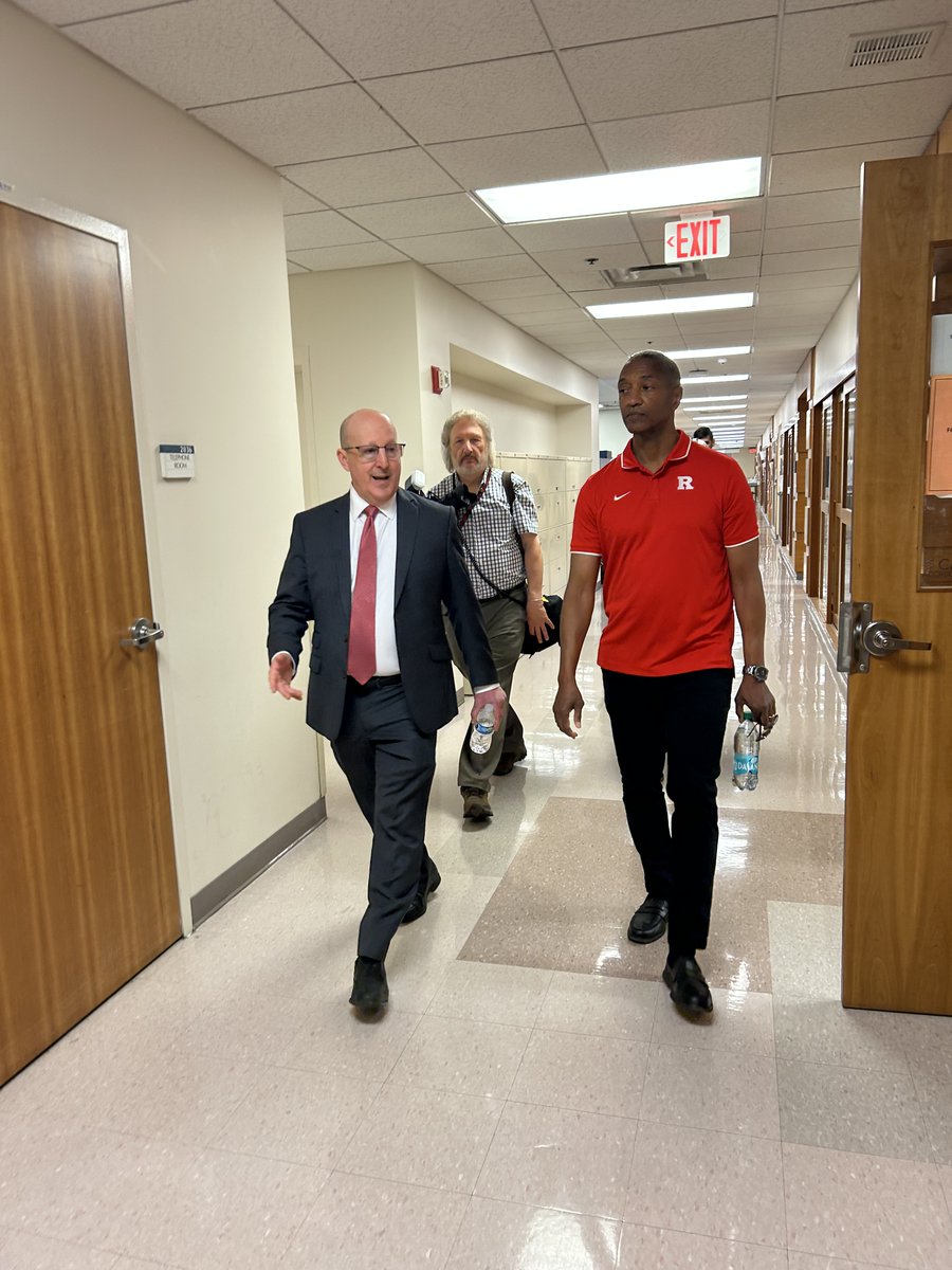 RutgersCancer's tweet image. Today at @RutgersCancer, we were honored to receive a visit from @RutgersU President William F. Tate IV @WFTate4. 
Accompanied by Dr. Steven Libutti @slibutti, the William N. Hait Director of Rutgers Cancer Institute and SVP of Oncology Services @RWJBarnabas and Deputy Director…