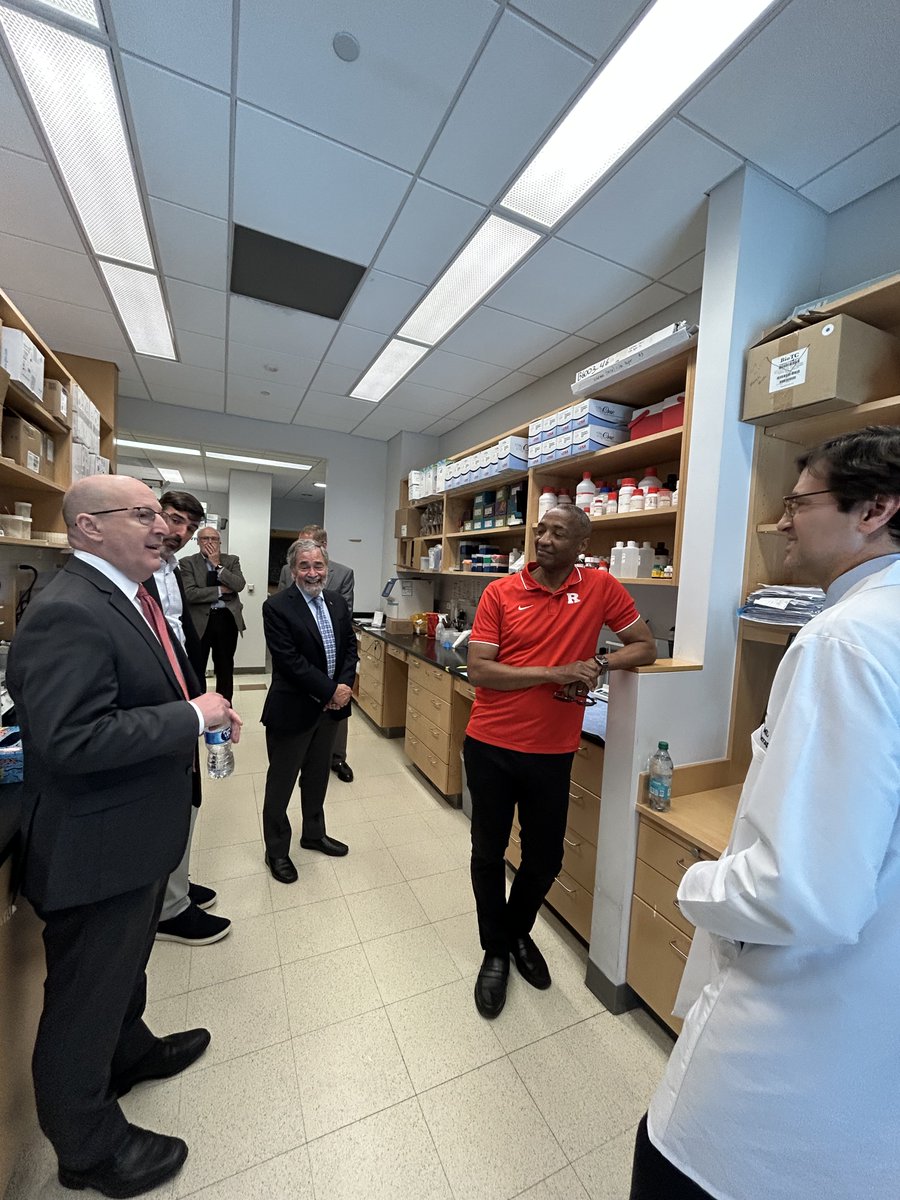 RutgersCancer's tweet image. Today at @RutgersCancer, we were honored to receive a visit from @RutgersU President William F. Tate IV @WFTate4. 
Accompanied by Dr. Steven Libutti @slibutti, the William N. Hait Director of Rutgers Cancer Institute and SVP of Oncology Services @RWJBarnabas and Deputy Director…
