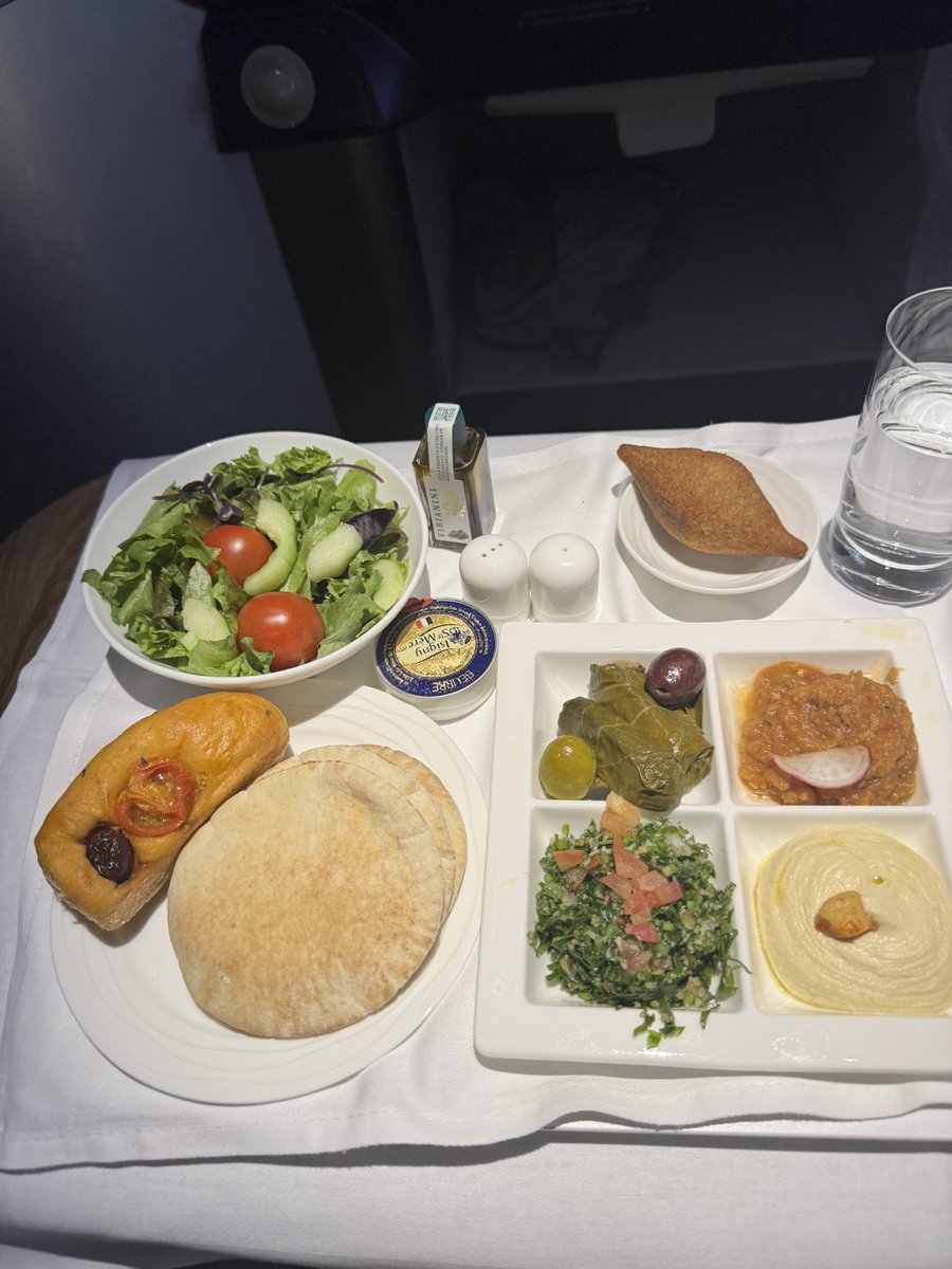 wet_backpack's tweet photo. 機内食で食べたかった中東セット出てきて大喜び！ https://t.co/DYne4xNGiP