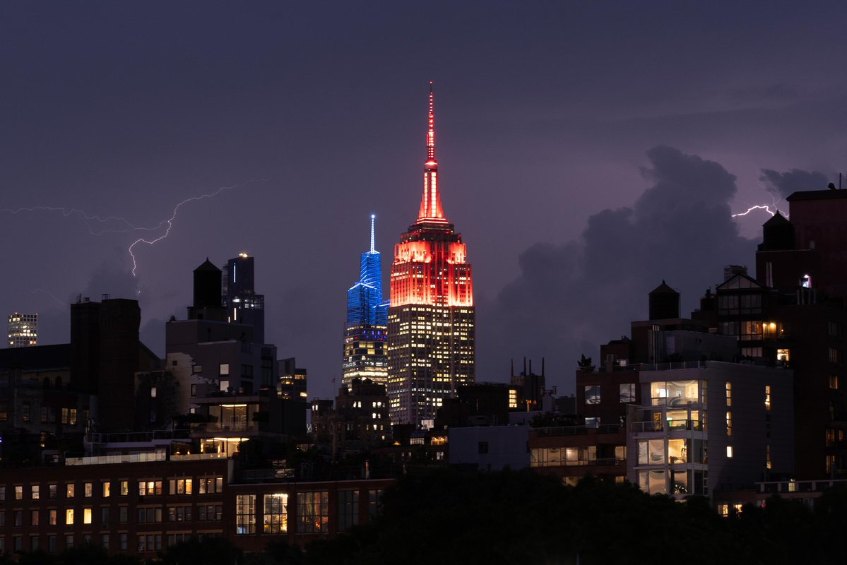 maximusupinNYc's tweet image. Last night’s electric skies behind the Empire State Building #NYC