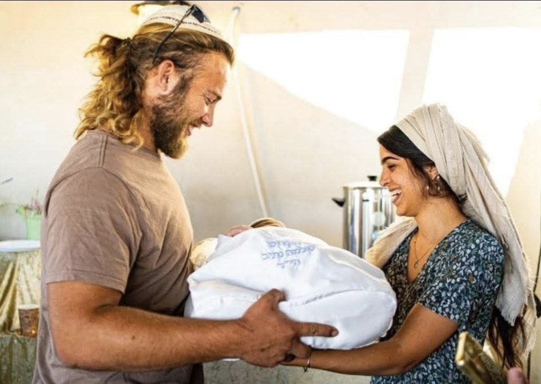 הם ניסו לחטוף אותו.
תקראו שוב-
כן הם לא הפסיקו לרגע את הרצון לטבוח בנו ולחטוף ישראלים.
הוא נאבק בהם עד שהרגו אותו.
אברהם הגיבור הי'ד.
אם הוא והחיילים שלנו לא היו שם מחבלי חמאס היו רוצחים וחוטפים שוב אזרחים בעוטף.
אסור לעצור את המלחמה הכי מוצדקת בעולם.
חייבים להשמיד את חמאס!