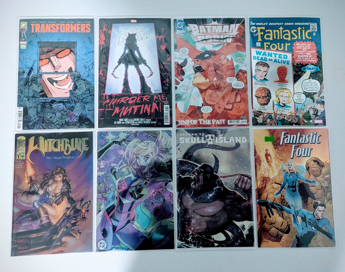 RedxCarbon's tweet image. This week&apos;s pulls from the LCS, what are you reading?

@DCOfficial #BatmanandRobin @Skybound #Transformers @MarvelComicsHQ #UncannyXMen #FantasticFour
