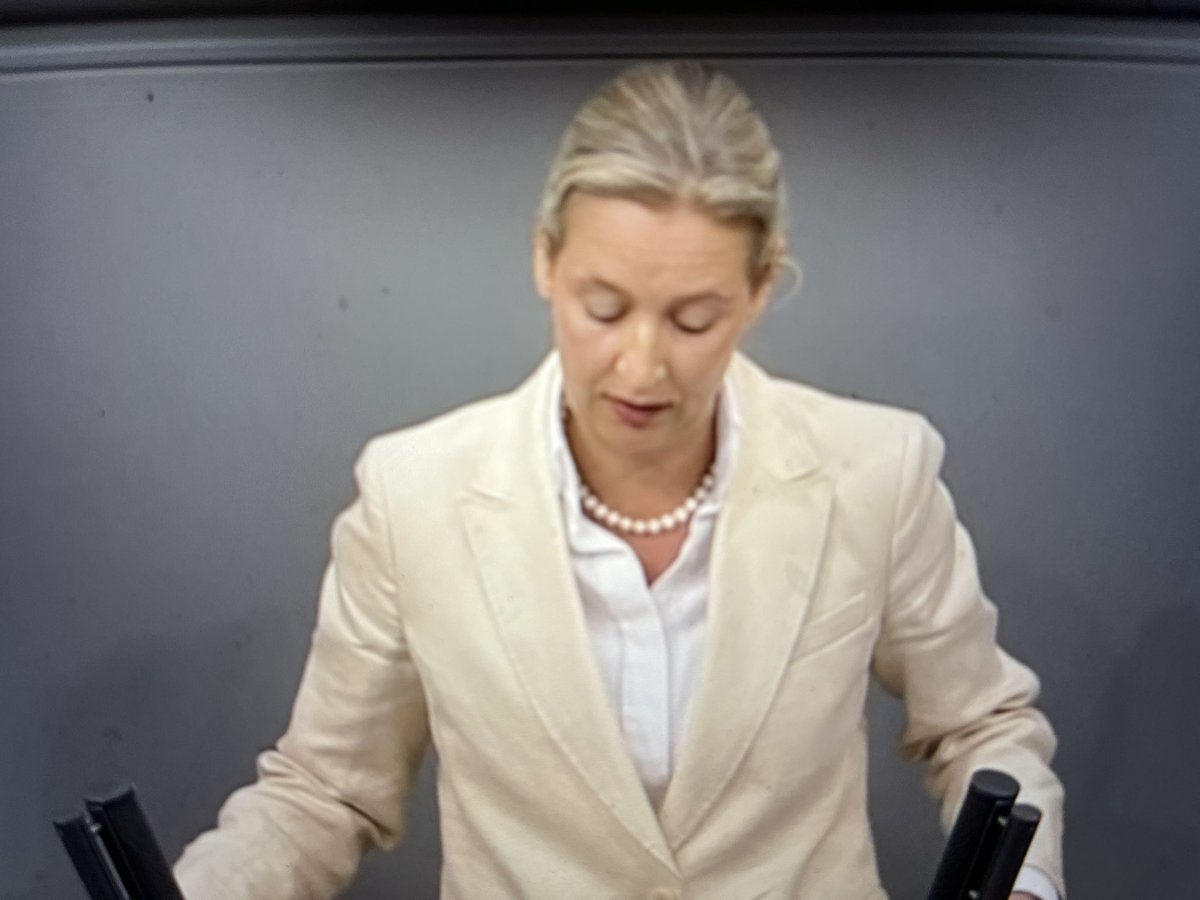Alexander Wallasch (@alexwallasch) on Twitter photo Herrlich von <a href="/Alice_Weidel/">Alice Weidel</a> ! In geradezu quälender Langsamkeit und in verständlicher Sprache hat sie der neuen Bundesregierung die Katastrophe geschildert, die gerade mit Deutschland passiert. Über 25 Minuten Abrechnung. Und die Gesichter der Kartellparteien sprachen Bände. Ja, Herrlich von <a href="/Alice_Weidel/">Alice Weidel</a> ! In geradezu quälender Langsamkeit und in verständlicher Sprache hat sie der neuen Bundesregierung die Katastrophe geschildert, die gerade mit Deutschland passiert. Über 25 Minuten Abrechnung. Und die Gesichter der Kartellparteien sprachen Bände. Ja,