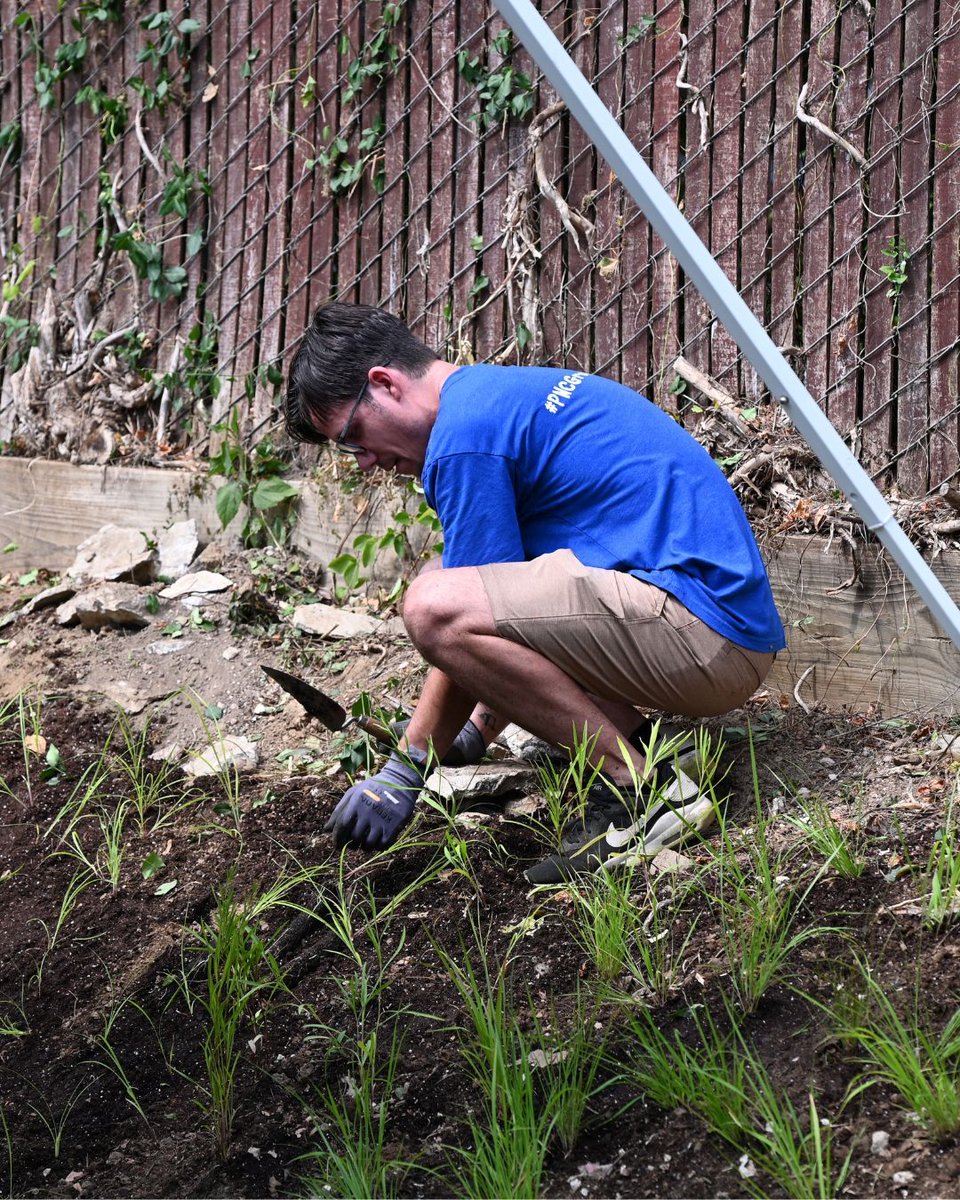 🌱 We DIG the new additions to the JGEC garden! Huge thanks to <a href="/mobotgarden/">MO Botanical Garden</a> &amp; @pncbank volunteers who braved the heat to plant native prairie plants &amp; add benches to the nature play-scape. Our littlest learners are going to love it this fall! 💚 <a href="/UCSharonica/">Sharonica Hardin</a>