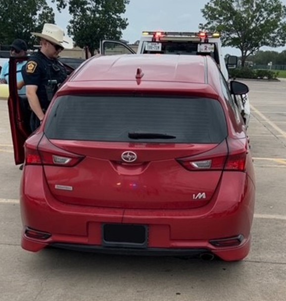 HCTRA's tweet image. Everyone deserves a safe and fair ride, and HCTRA's Toll Road Deputies are making sure of it. ✅ Recently, two people were arrested for using devices to hide or alter their license plates, which is a violation of state law and can lead to misdemeanor or even felony charges. 🚓