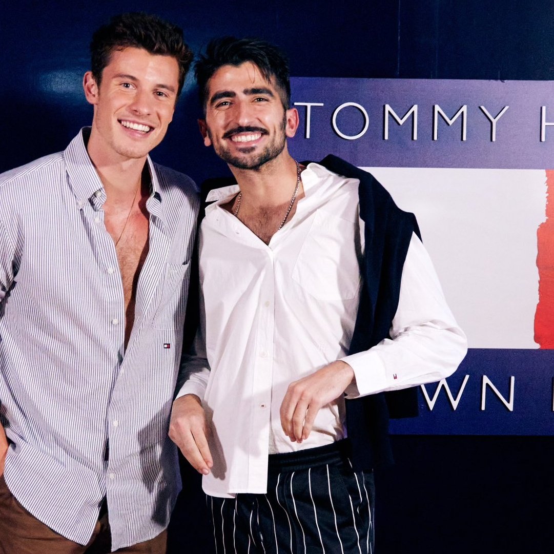 Louis haciendo la pose de jezzini omg que iconic