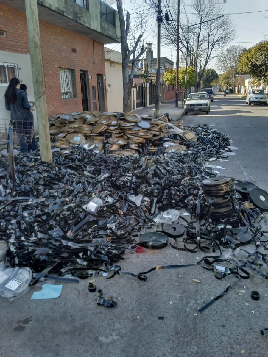 Ayer en Boedo al 1900 tiraron a la calle cientos de miles de latas de películas de cine. Cuando se pregunten como fue que se perdieron tantas cosas del cine y la televisión argentina... así es 

(FOTO: @ignaciotamarit)