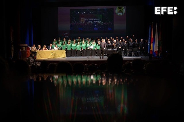 La Sociedad Coral de Torrelavega ha premiado, por su centenario, el apoyo de instituciones, patrocinadores y medios de comunicación, entre ellos la Agencia EFE.