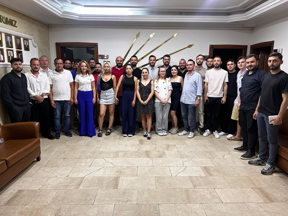 Gençlik Kolları Genel Başkan Yardımcımız ve Karadeniz Bölge Sorumlumuz Oğulcan Çavuşoğlu ile partimizde bir araya geldik.
Gençliğin gücünü büyütmek ve hukuksuzca tutuklanan belediye başkanlarımız için atılacak adımları değerlendirdik.
Gençlik susmaz, geri adım atmaz!
