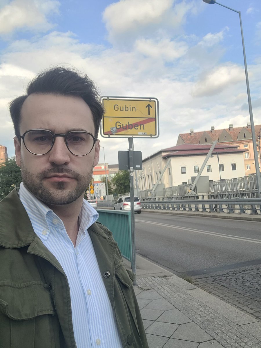 Bartosz Malewski (@bartoszmalewski) on Twitter photo Jako że miałem dziś rozprawę w Zielonej Górze, to przy okazji wybrałem się z <a href="/FilipWobszal/">Filip Wobszal</a> na granicę polsko-niemiecką w Gubinie. Przetestowaliśmy oficjalne kontrole, wrzucam więc krótką relację na szybko.
Przeszliśmy pieszym mostem na niemiecką stronę. Minęliśmy WOT, nikt Jako że miałem dziś rozprawę w Zielonej Górze, to przy okazji wybrałem się z <a href="/FilipWobszal/">Filip Wobszal</a> na granicę polsko-niemiecką w Gubinie. Przetestowaliśmy oficjalne kontrole, wrzucam więc krótką relację na szybko.
Przeszliśmy pieszym mostem na niemiecką stronę. Minęliśmy WOT, nikt
