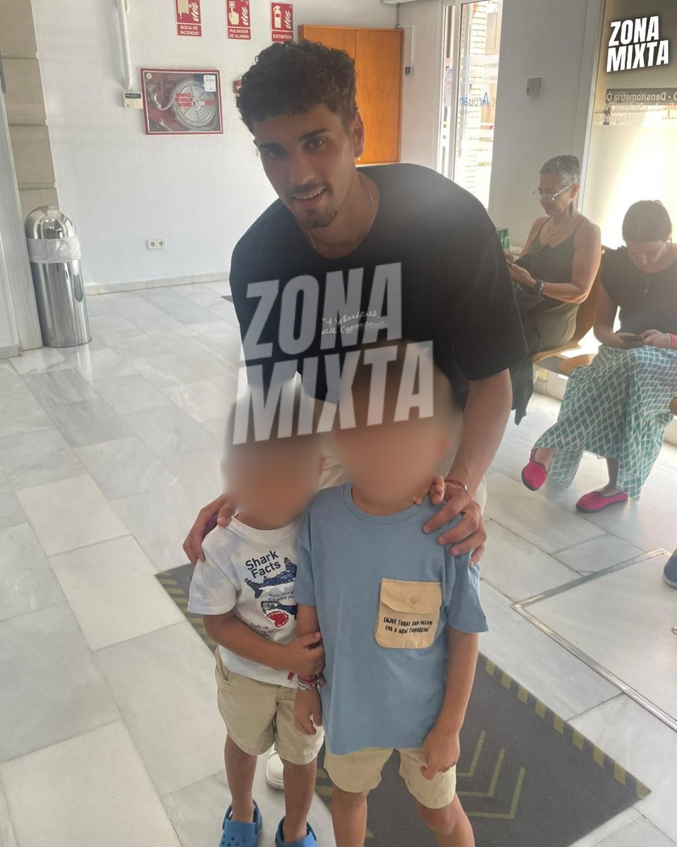 Zona Mixta (@zonamixta__) on Twitter photo 🚨⚪️🔴 IMAGEN <a href="/ZonaMixta__/">Zona Mixta</a>
📌 Alex Costa pasó reconocimiento médico el lunes en la Clínica Arduán en Sevilla con el <a href="/SevillaFC/">Sevilla Fútbol Club</a>, como informó <a href="/14eduSanina/">Edu Saniña</a>.
📌 El jugador aún no ha firmado y el FC Barcelona se ha metido en la operación en las últimas horas.
ℹ️ <a href="/jmrodriguezper/">José Manuel Rodríguez</a> 🚨⚪️🔴 IMAGEN <a href="/ZonaMixta__/">Zona Mixta</a>
📌 Alex Costa pasó reconocimiento médico el lunes en la Clínica Arduán en Sevilla con el <a href="/SevillaFC/">Sevilla Fútbol Club</a>, como informó <a href="/14eduSanina/">Edu Saniña</a>.
📌 El jugador aún no ha firmado y el FC Barcelona se ha metido en la operación en las últimas horas.
ℹ️ <a href="/jmrodriguezper/">José Manuel Rodríguez</a>