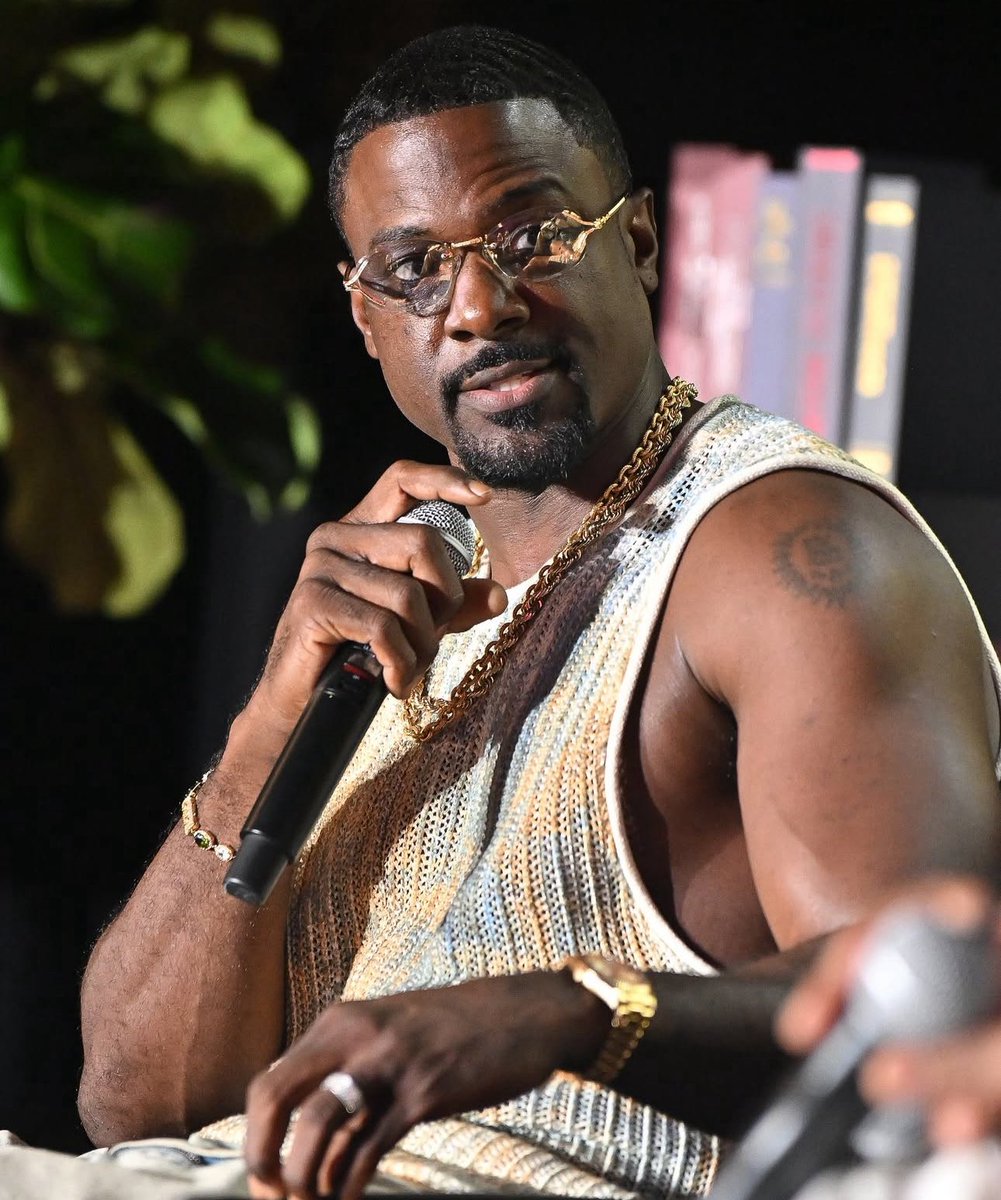 kapsi1911's tweet image. Brothers Michael Barclay II & Lance Gross made an impact at #EssenceFest on the SUEDE Men’s Stage. Barclay led a panel on fatherhood; Gross joined the “Dear Future Wifey” podcast & an #HBCU panel on culture, growth & legacy. #KappaAlphaPsi #HBCUPride #Leadership